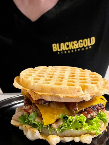 Black & Gold Waffel-Cheeseburger classic