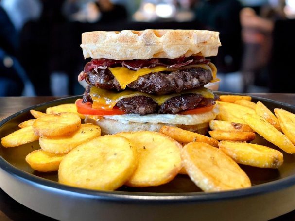 Waffel-Cheeseburger mit Pommes und doppelt Patty und Käse